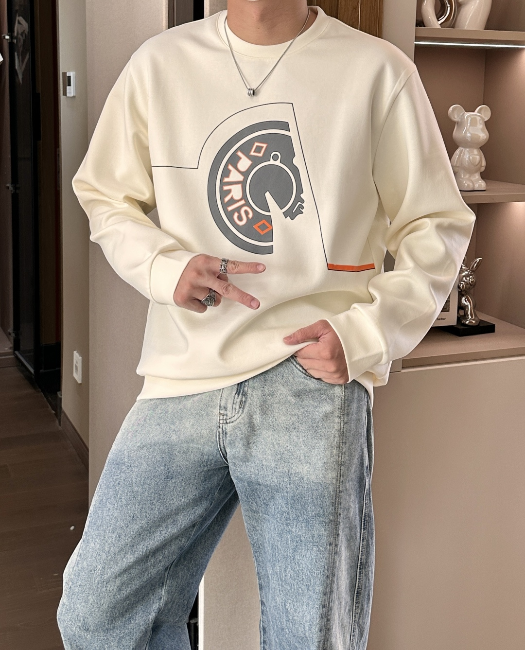 H家 2025秋冬 经典男士圆领卫衣，传统圆领套头款式，搭配胸前标志性徽标装饰，采用极度重工的复合材料激