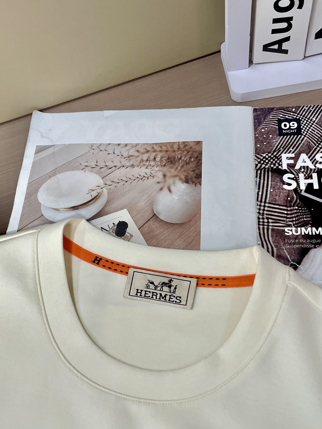 H家 2025秋冬 经典男士圆领卫衣，传统圆领套头款式，搭配胸前标志性徽标装饰，采用极度重工的复合材料激