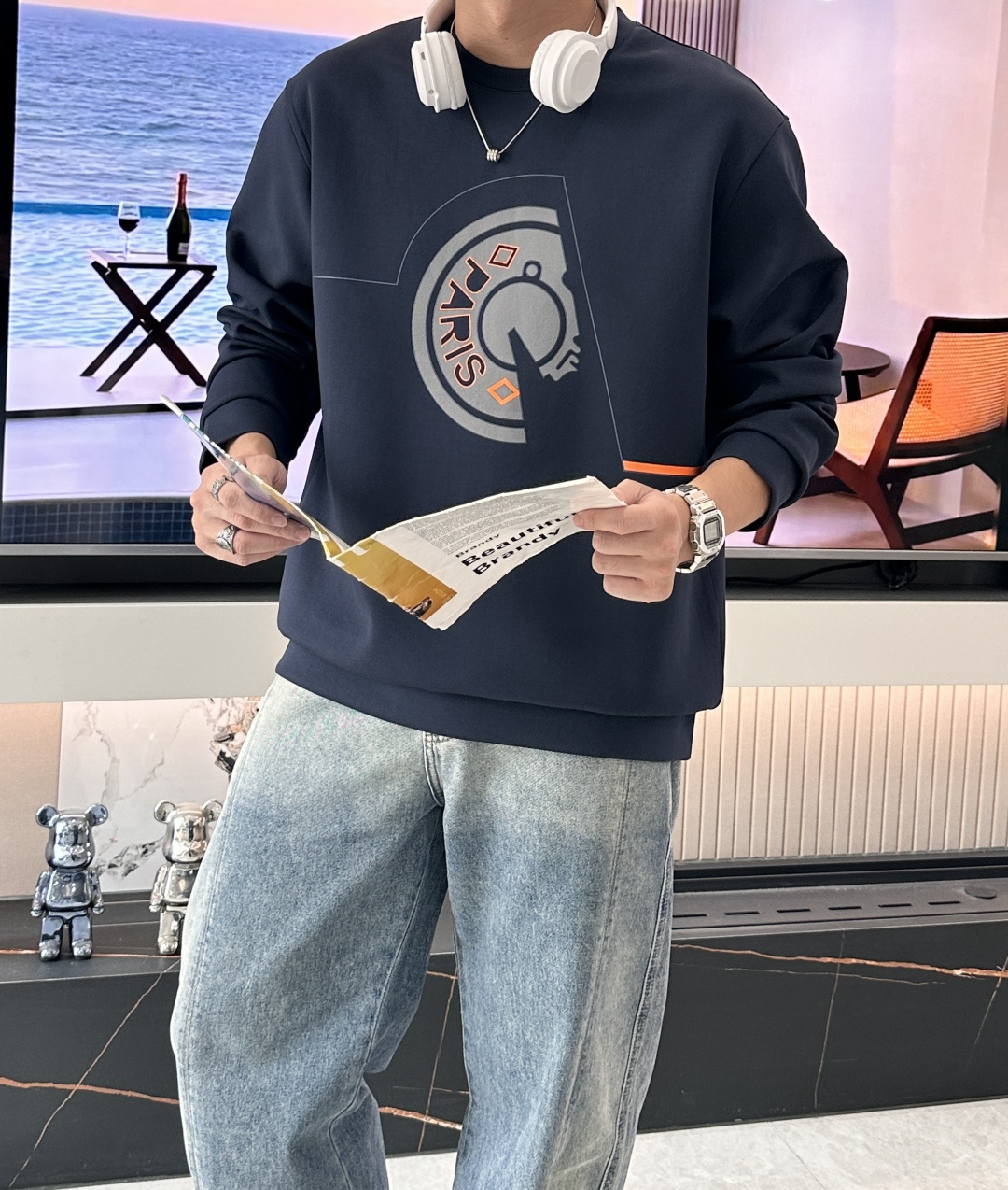 H家 2025秋冬 经典男士圆领卫衣，传统圆领套头款式，搭配胸前标志性徽标装饰，采用极度重工的复合材料激