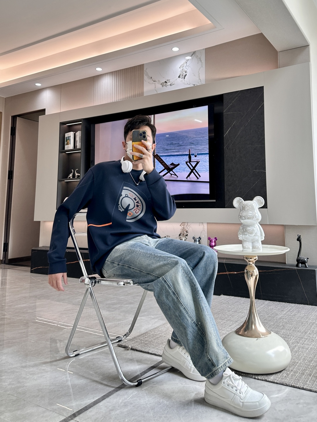 H家 2025秋冬 经典男士圆领卫衣，传统圆领套头款式，搭配胸前标志性徽标装饰，采用极度重工的复合材料激