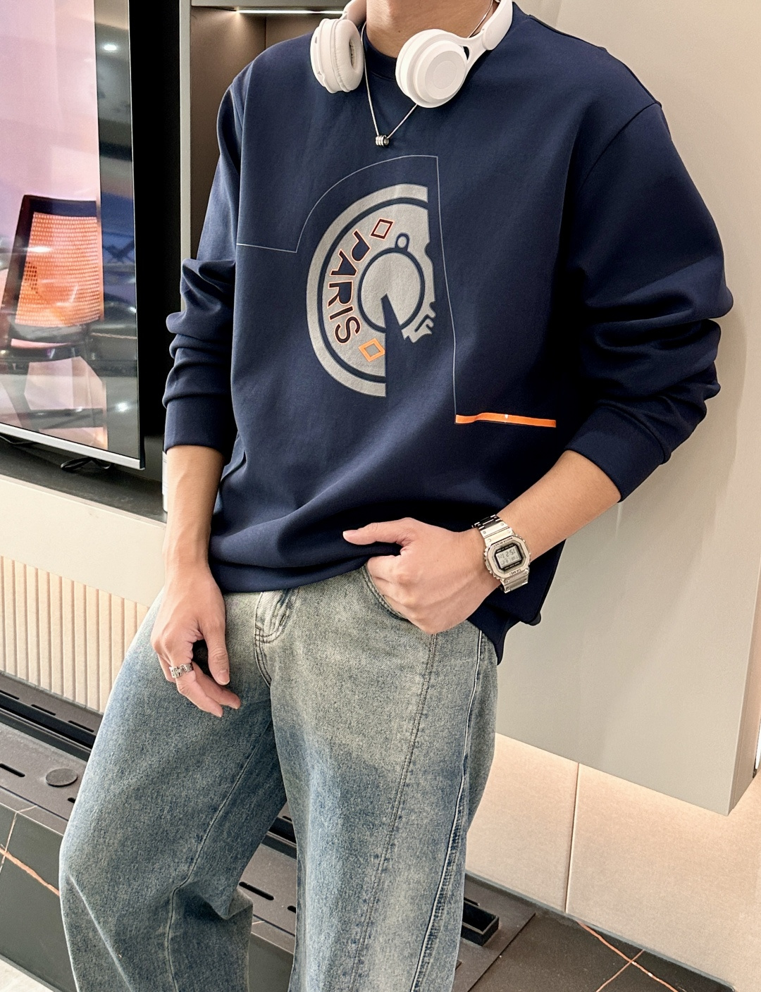 H家 2025秋冬 经典男士圆领卫衣，传统圆领套头款式，搭配胸前标志性徽标装饰，采用极度重工的复合材料激