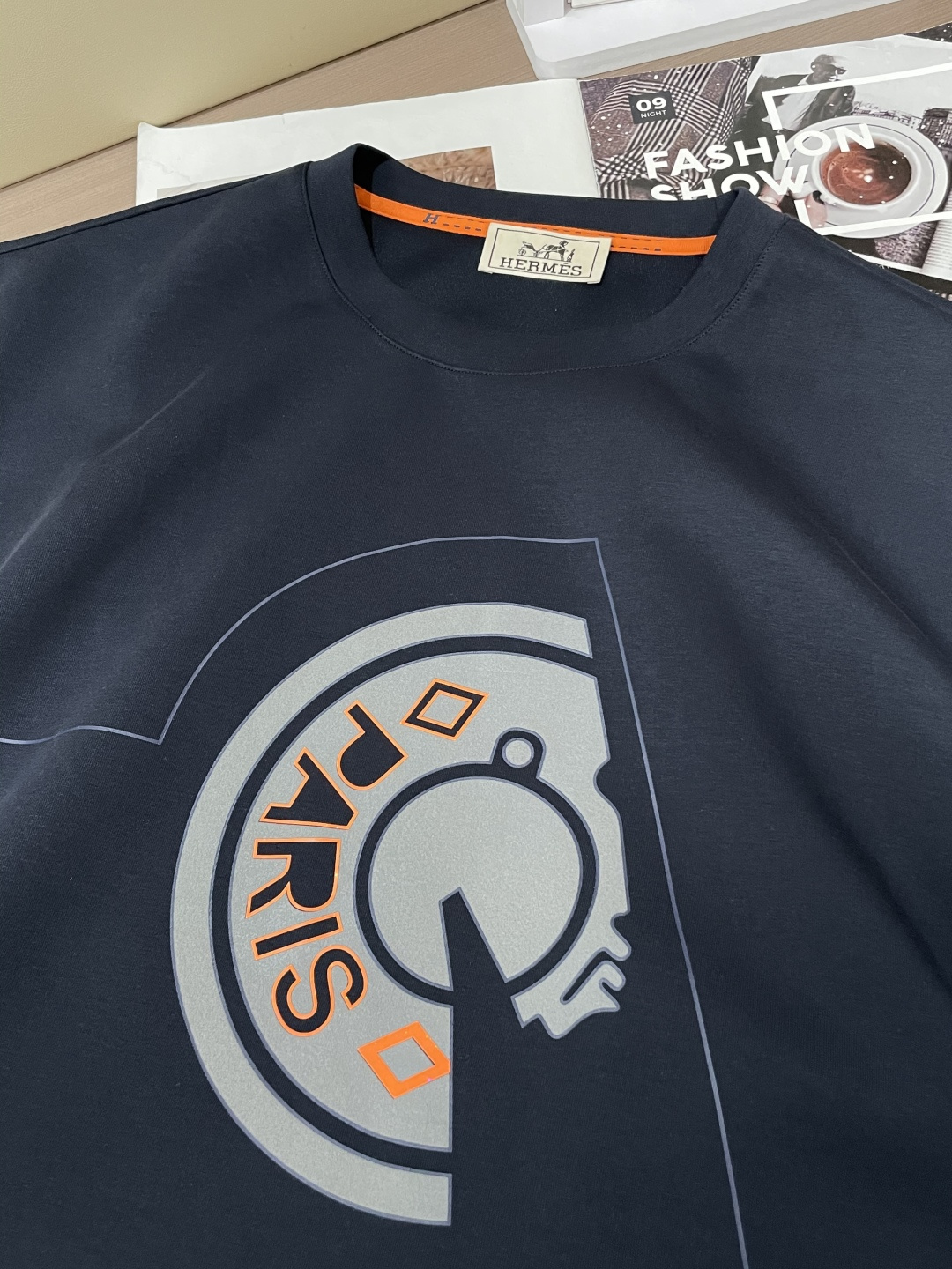 H家 2025秋冬 经典男士圆领卫衣，传统圆领套头款式，搭配胸前标志性徽标装饰，采用极度重工的复合材料激