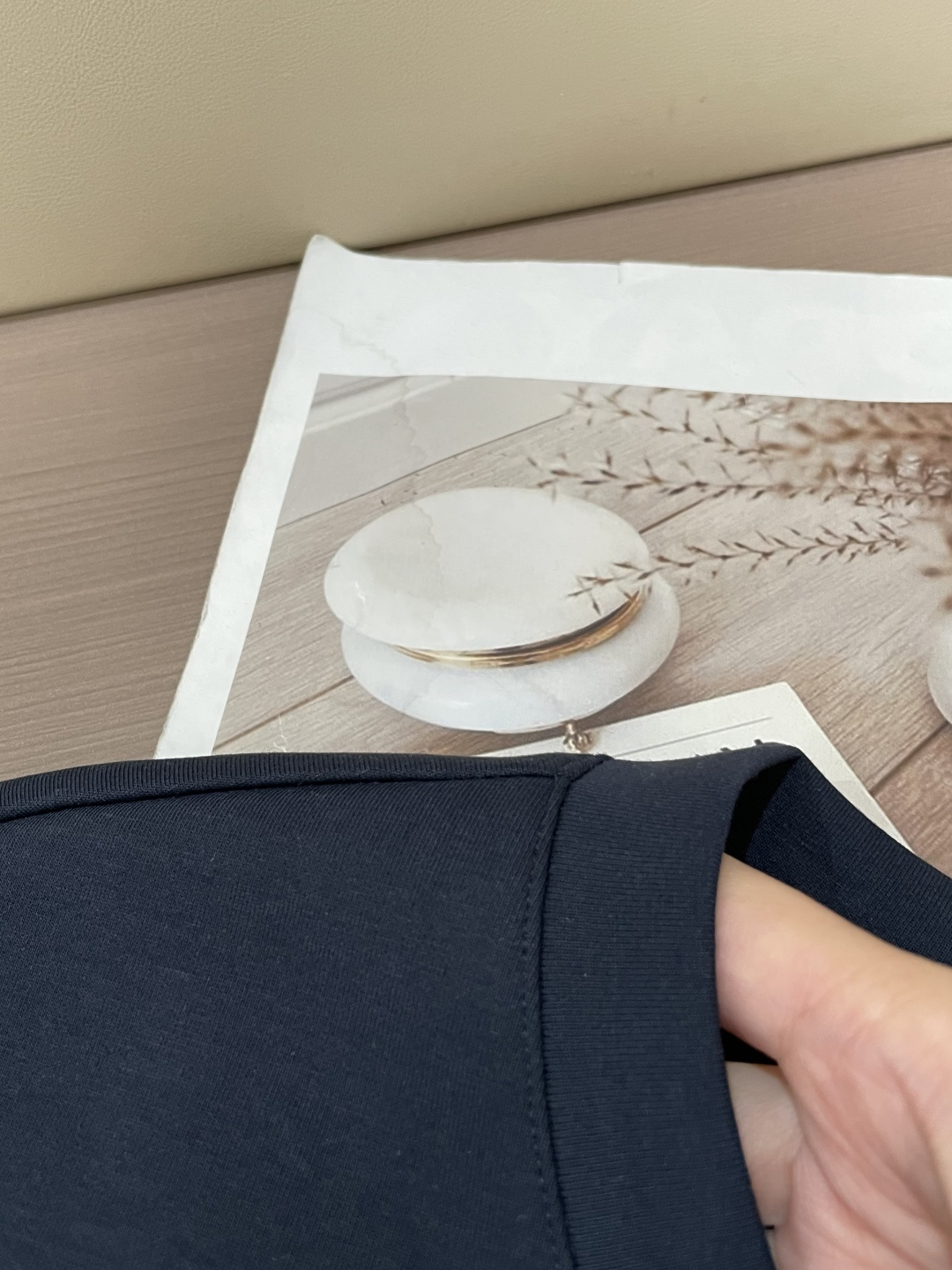 H家 2025秋冬 经典男士圆领卫衣，传统圆领套头款式，搭配胸前标志性徽标装饰，采用极度重工的复合材料激