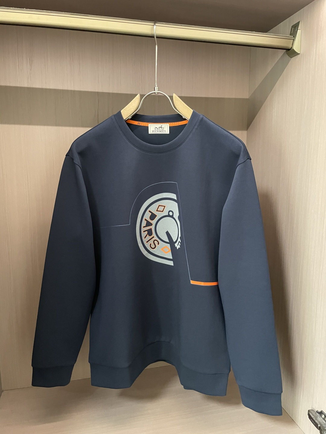 H家 2025秋冬 经典男士圆领卫衣，传统圆领套头款式，搭配胸前标志性徽标装饰，采用极度重工的复合材料激