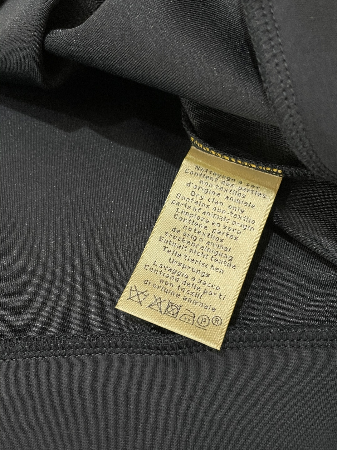 H家 2025秋冬 经典男士圆领卫衣，传统圆领套头款式，搭配胸前标志性徽标装饰，采用极度重工的复合材料激