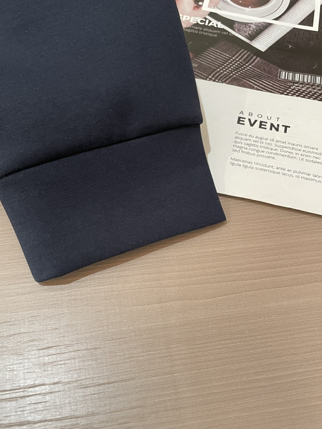 H家 2025秋冬 经典男士圆领卫衣，传统圆领套头款式，搭配胸前标志性徽标装饰，采用极度重工的复合材料激