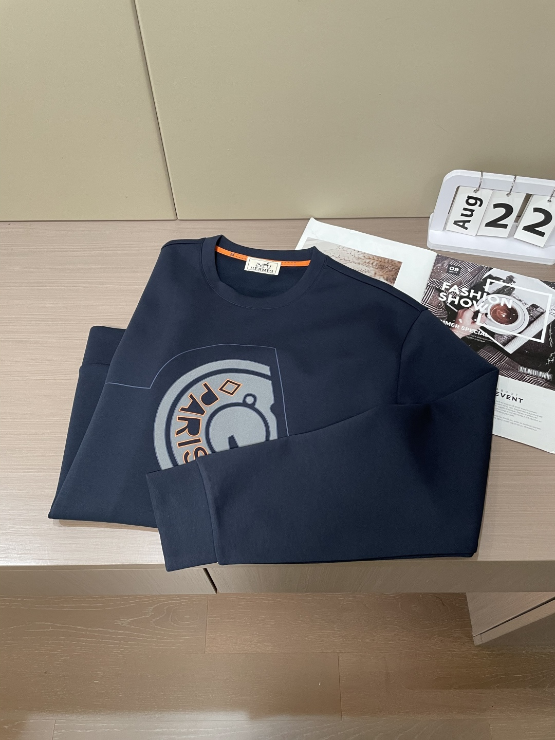 H家 2025秋冬 经典男士圆领卫衣，传统圆领套头款式，搭配胸前标志性徽标装饰，采用极度重工的复合材料激