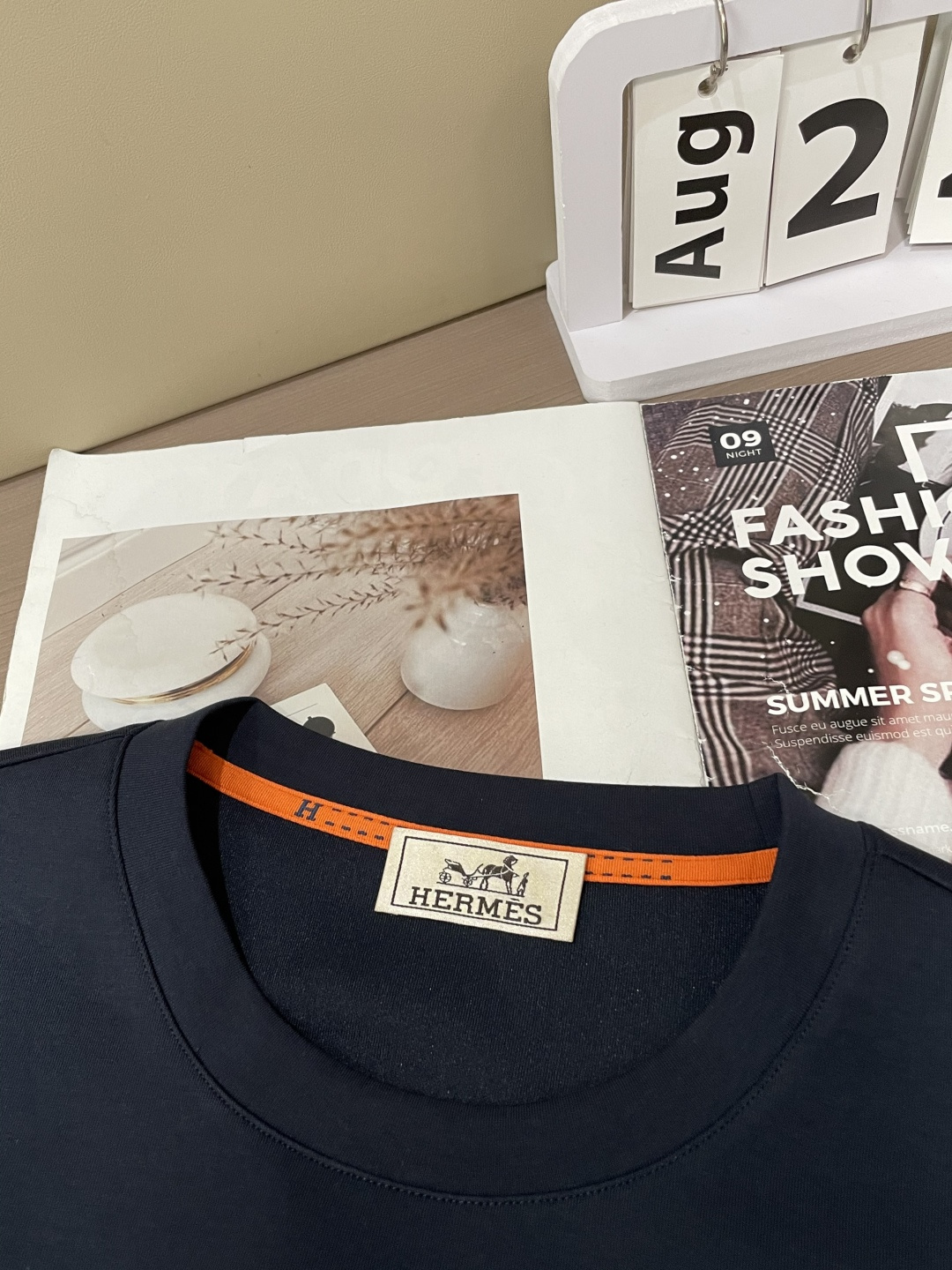 H家 2025秋冬 经典男士圆领卫衣，传统圆领套头款式，搭配胸前标志性徽标装饰，采用极度重工的复合材料激