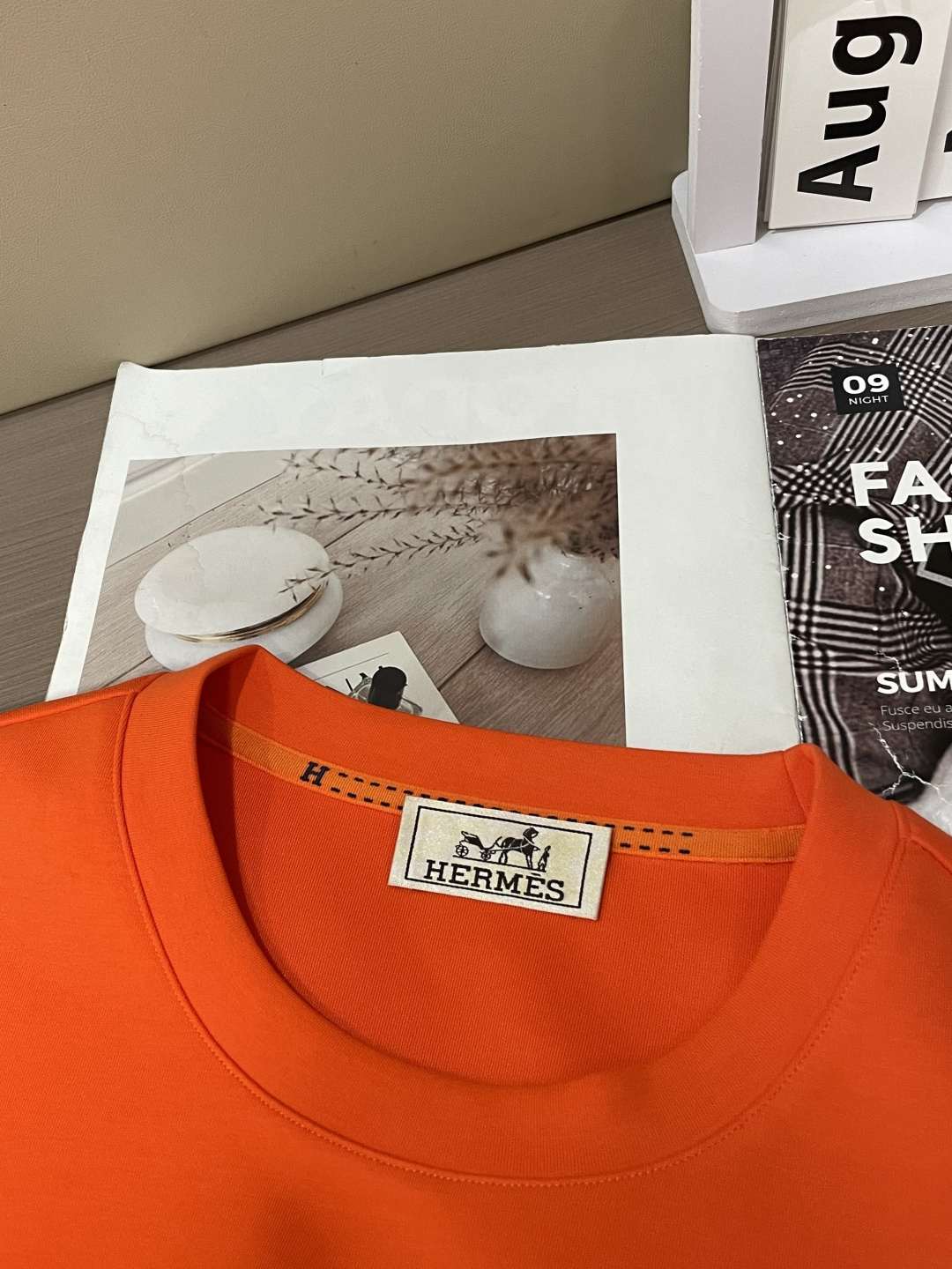 Her&爱家··2025秋冬新款圆领套头卫衣采用进口高支数羊毛混纺面料，立挺有型，抗皱不沾灰。定制衣领和