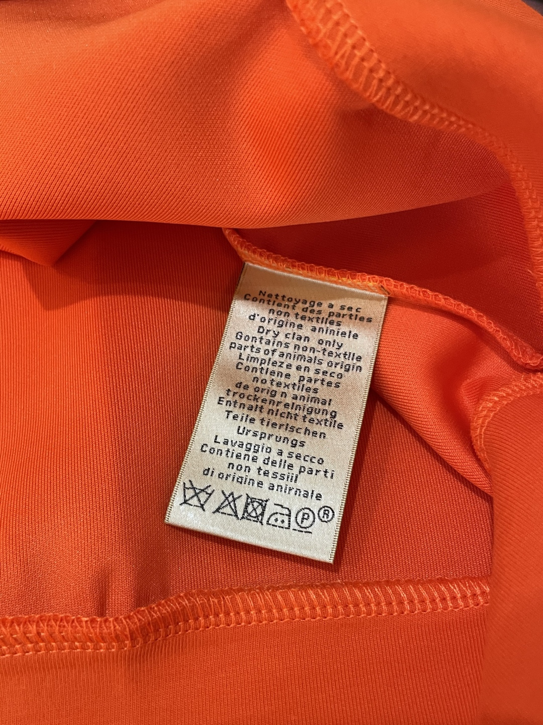 Her&爱家··2025秋冬新款圆领套头卫衣采用进口高支数羊毛混纺面料，立挺有型，抗皱不沾灰。定制衣领和