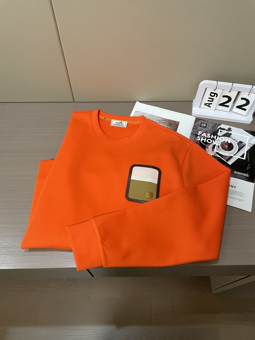 Her&爱家··2025秋冬新款圆领套头卫衣采用进口高支数羊毛混纺面料，立挺有型，抗皱不沾灰。定制衣领和