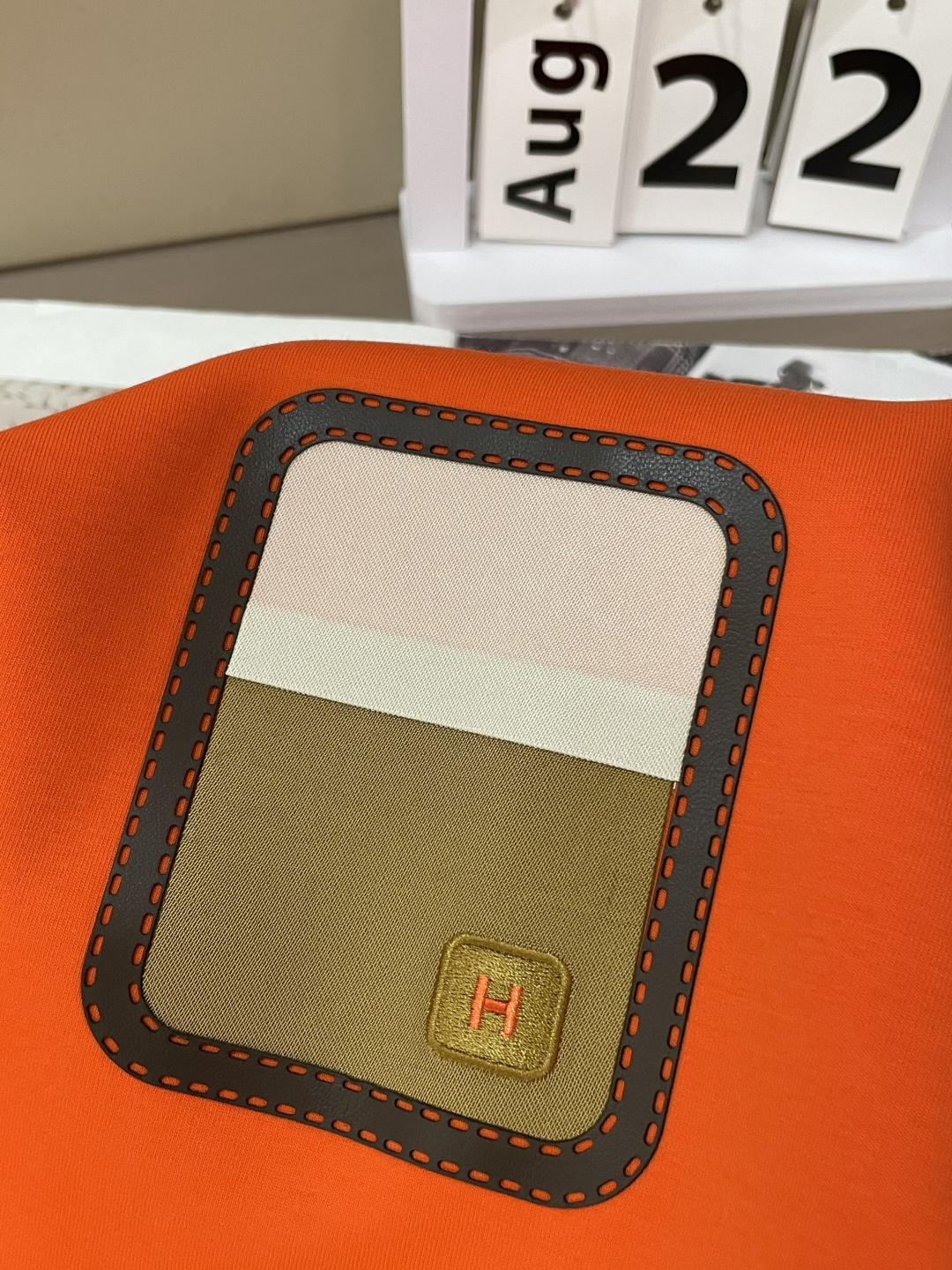 Her&爱家··2025秋冬新款圆领套头卫衣采用进口高支数羊毛混纺面料，立挺有型，抗皱不沾灰。定制衣领和