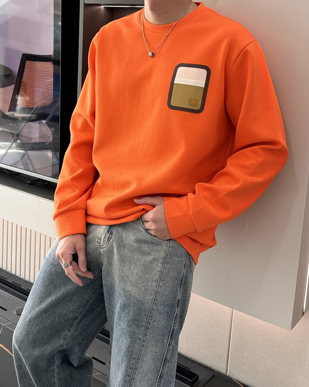 Her&爱家··2025秋冬新款圆领套头卫衣采用进口高支数羊毛混纺面料，立挺有型，抗皱不沾灰。定制衣领和