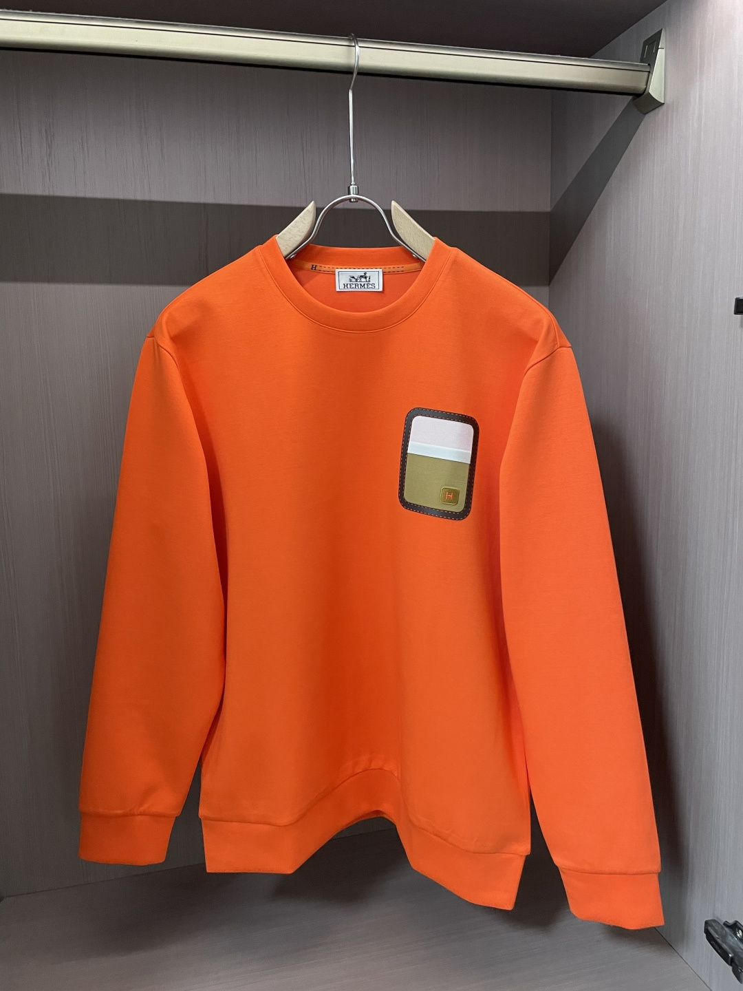 Her&爱家··2025秋冬新款圆领套头卫衣采用进口高支数羊毛混纺面料，立挺有型，抗皱不沾灰。定制衣领和