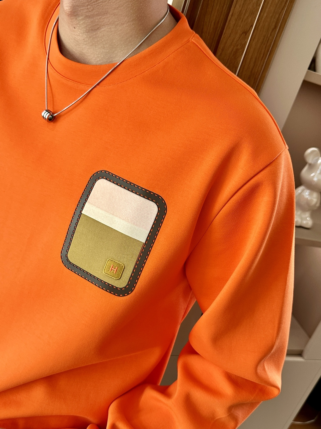 Her&爱家··2025秋冬新款圆领套头卫衣采用进口高支数羊毛混纺面料，立挺有型，抗皱不沾灰。定制衣领和