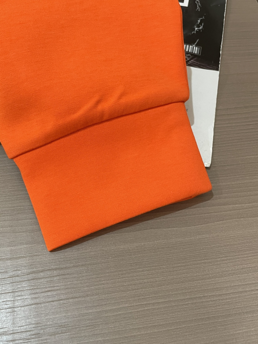 Her&爱家··2025秋冬新款圆领套头卫衣采用进口高支数羊毛混纺面料，立挺有型，抗皱不沾灰。定制衣领和