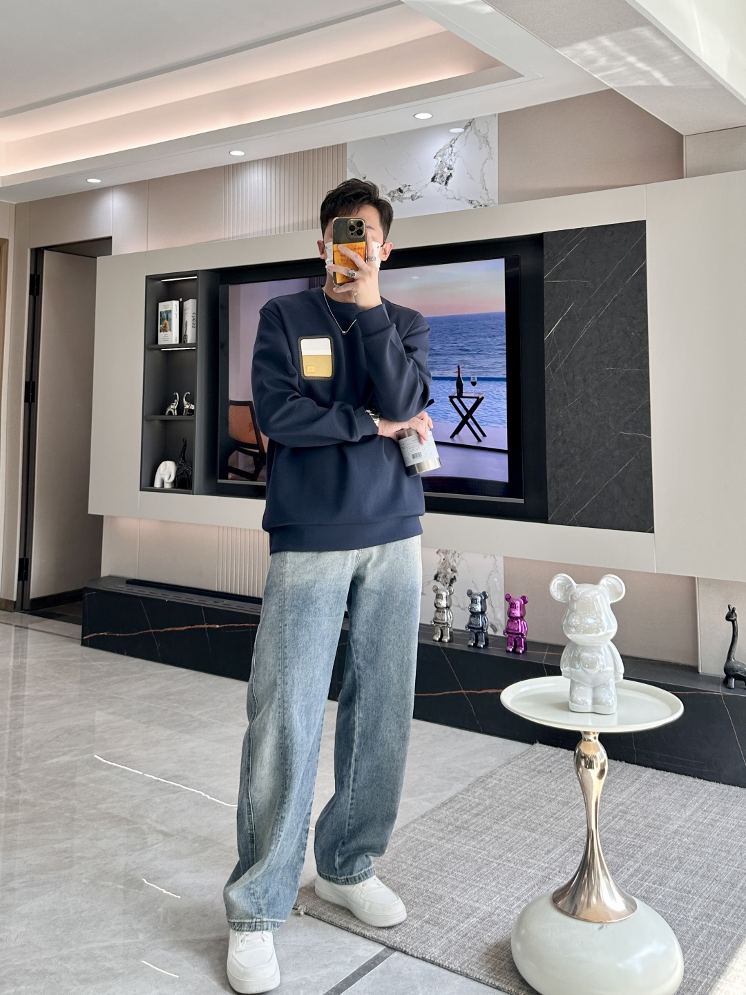 Her&爱家··2025秋冬新款圆领套头卫衣采用进口高支数羊毛混纺面料，立挺有型，抗皱不沾灰。定制衣领和