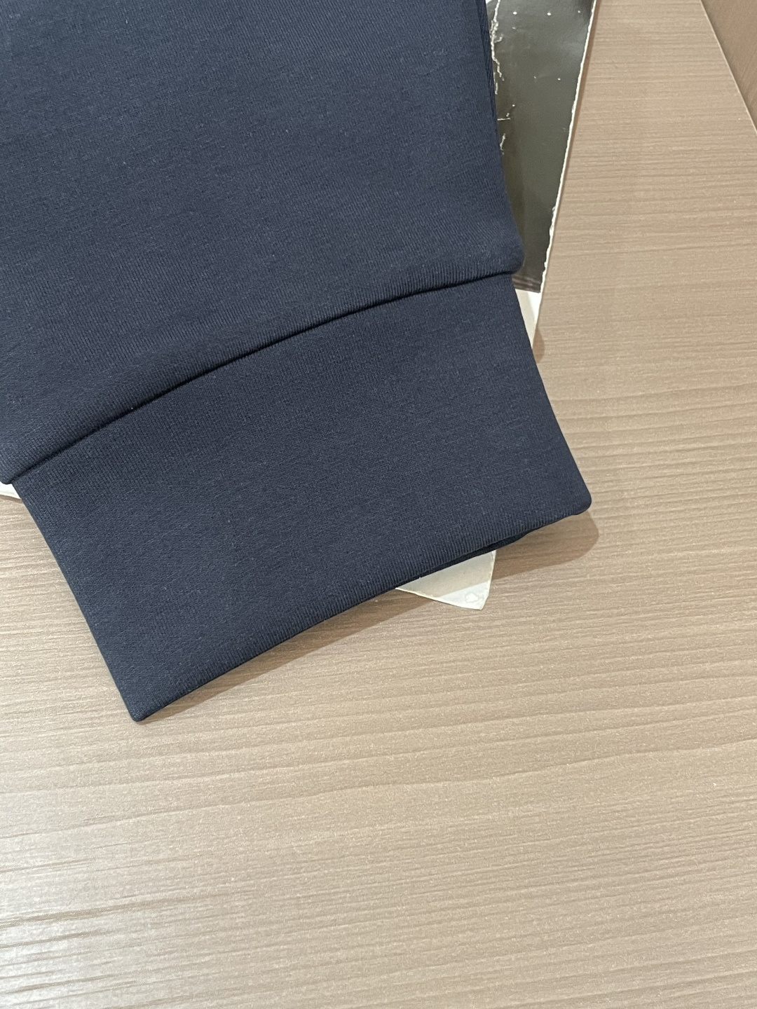 Her&爱家··2025秋冬新款圆领套头卫衣采用进口高支数羊毛混纺面料，立挺有型，抗皱不沾灰。定制衣领和