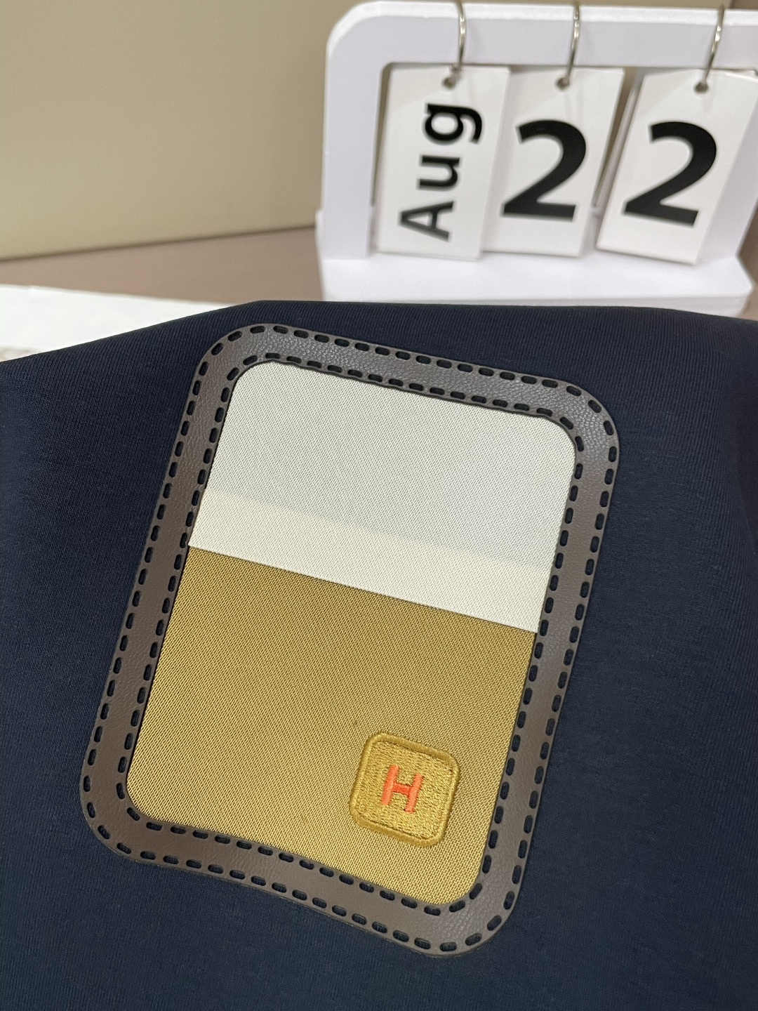 Her&爱家··2025秋冬新款圆领套头卫衣采用进口高支数羊毛混纺面料，立挺有型，抗皱不沾灰。定制衣领和