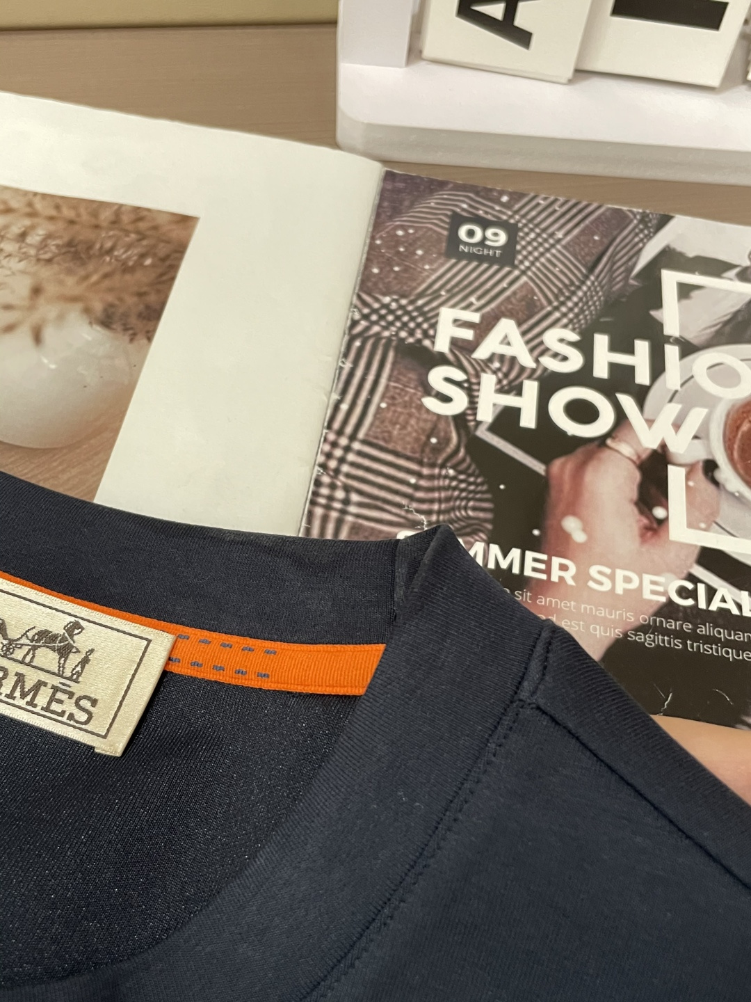 Her&爱家··2025秋冬新款圆领套头卫衣采用进口高支数羊毛混纺面料，立挺有型，抗皱不沾灰。定制衣领和