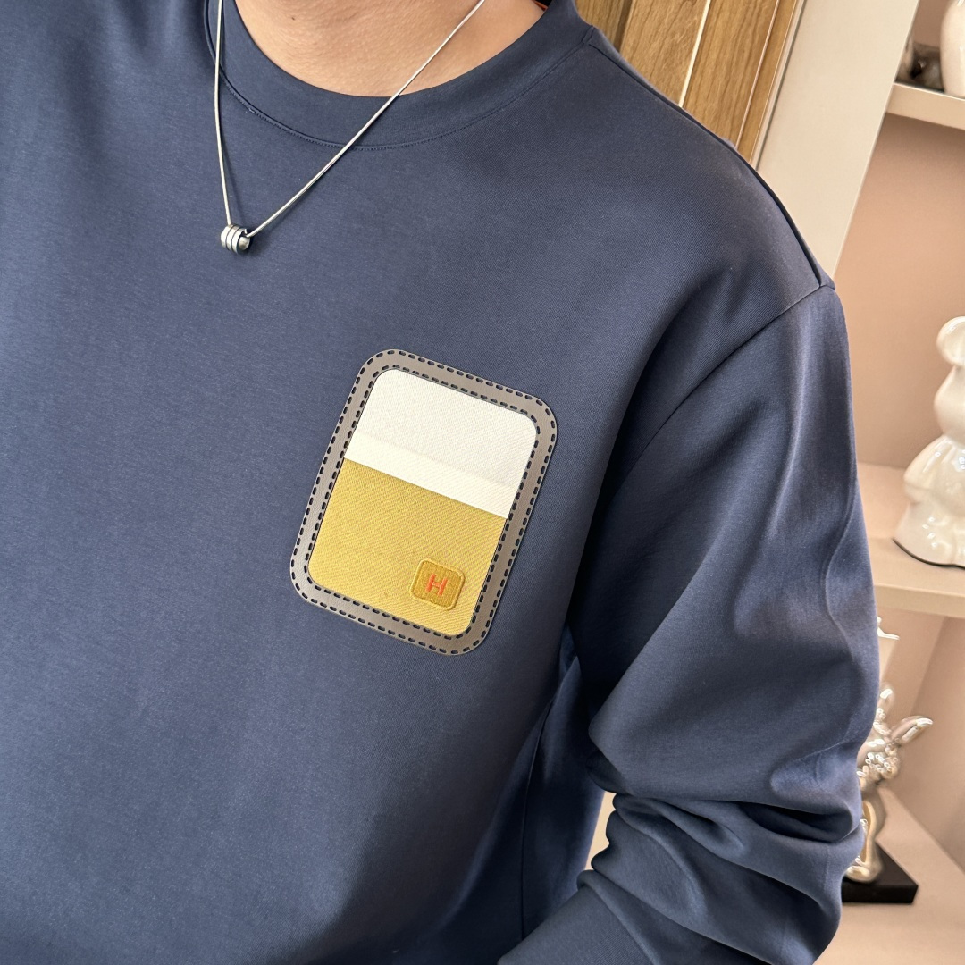 Her&爱家··2025秋冬新款圆领套头卫衣采用进口高支数羊毛混纺面料，立挺有型，抗皱不沾灰。定制衣领和