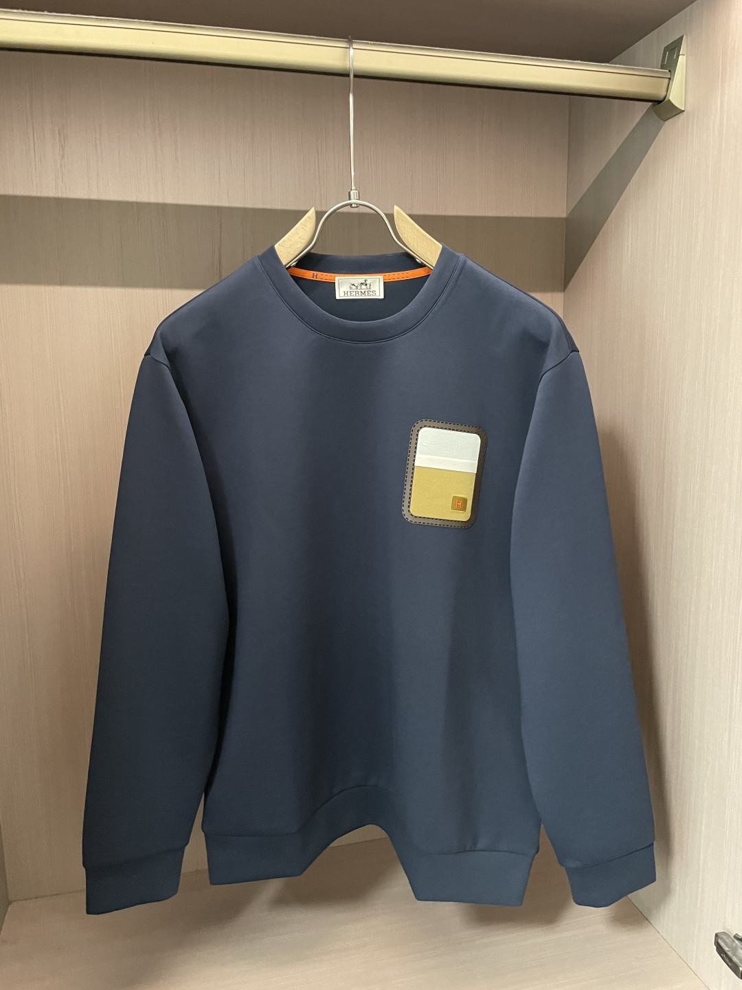 Her&爱家··2025秋冬新款圆领套头卫衣采用进口高支数羊毛混纺面料，立挺有型，抗皱不沾灰。定制衣领和