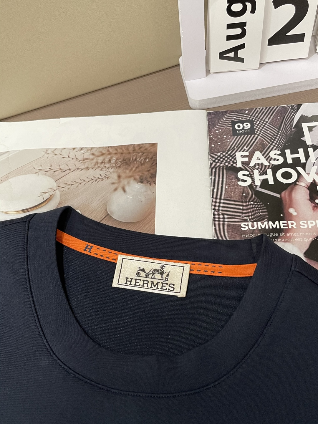 Her&爱家··2025秋冬新款圆领套头卫衣采用进口高支数羊毛混纺面料，立挺有型，抗皱不沾灰。定制衣领和