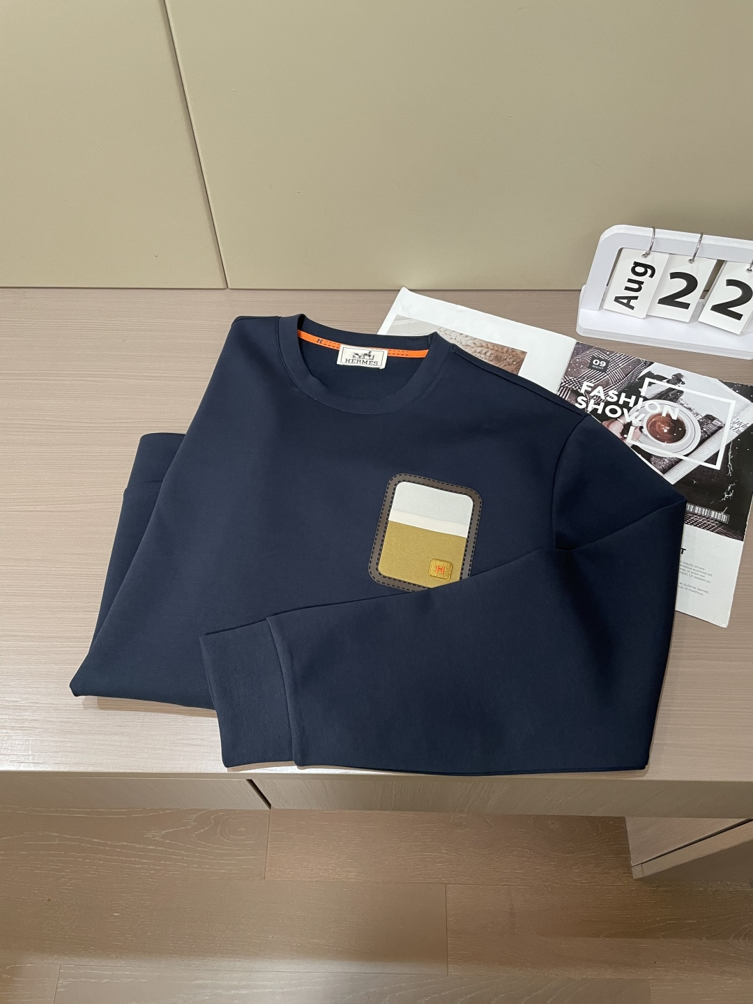 Her&爱家··2025秋冬新款圆领套头卫衣采用进口高支数羊毛混纺面料，立挺有型，抗皱不沾灰。定制衣领和