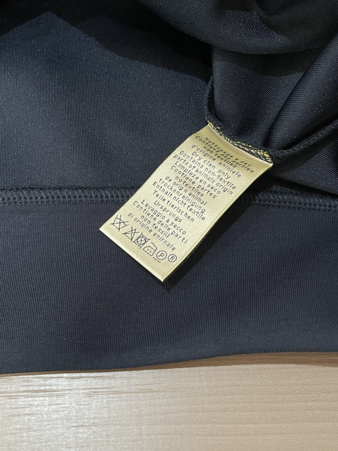 Her&爱家··2025秋冬新款圆领套头卫衣采用进口高支数羊毛混纺面料，立挺有型，抗皱不沾灰。定制衣领和