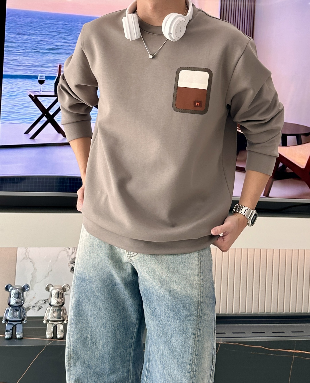 Her&爱家··2025秋冬新款圆领套头卫衣采用进口高支数羊毛混纺面料，立挺有型，抗皱不沾灰。定制衣领和