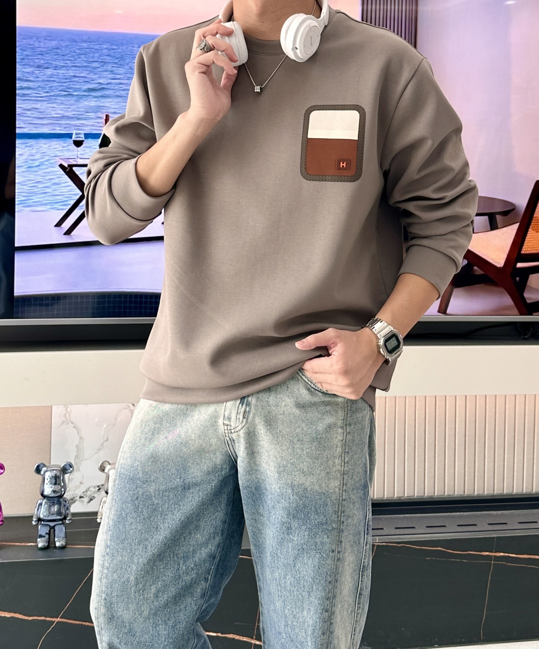 NO:599452,Her&爱家··2025 autumn and winter new round neck pullover sweatshirt is made of imported high-count wool blended fabric, which is upright and stylish, anti-wrinkle and does not stain dust. The collar and cuff ribs are customized and not easy to deform; the pocket design on the chest is created by combining a variety of craftsmanship, which is exquisite, layered, and three-dimensional lifelike!  Highly recognizable!  Moderate density!  Good craftsmanship and good fabrics can make you wear good taste. Size M-3XL,,hoodie,sweatshirts,alexander wang19860909Her&爱家··2025秋冬新款圆领套头卫衣 采用进口高支数羊毛混纺面料,立挺有型,抗皱不沾灰.定制衣领和袖口罗纹,不易变形； 胸口结合多种工艺打造出来的口袋设计,大气精致而富有层次感,立体逼真！辨识度极高！密度适中！好工艺好面料才能穿出好品味 码数M-3XL,,hoodie,sweatshirts,alexander wang,Men's clothing