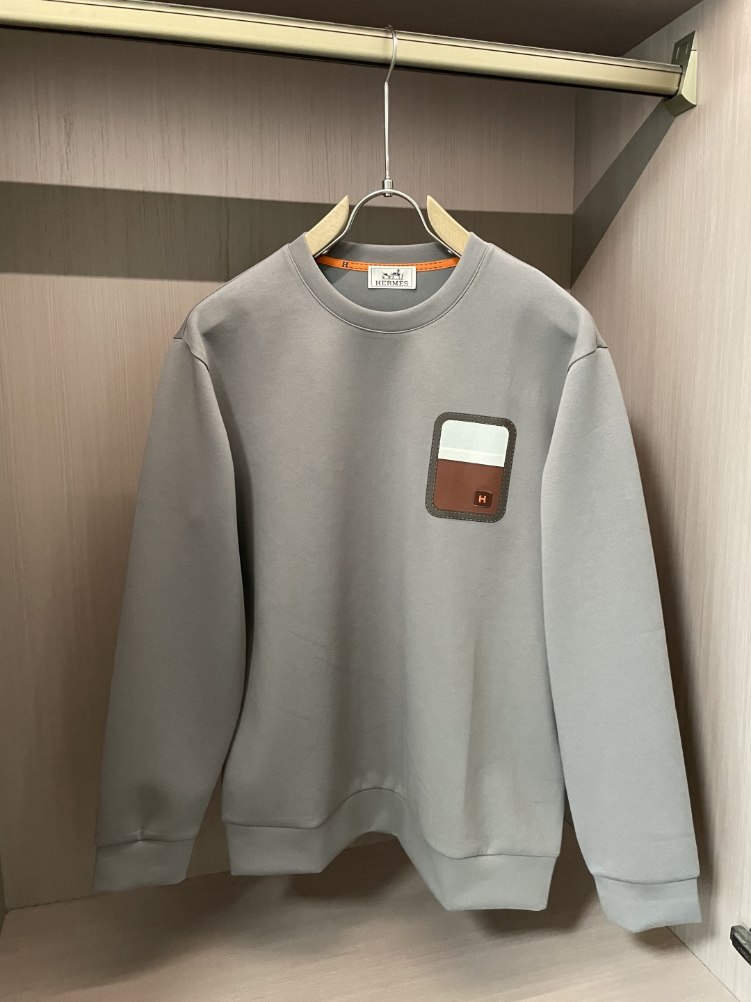 Her&爱家··2025秋冬新款圆领套头卫衣采用进口高支数羊毛混纺面料，立挺有型，抗皱不沾灰。定制衣领和