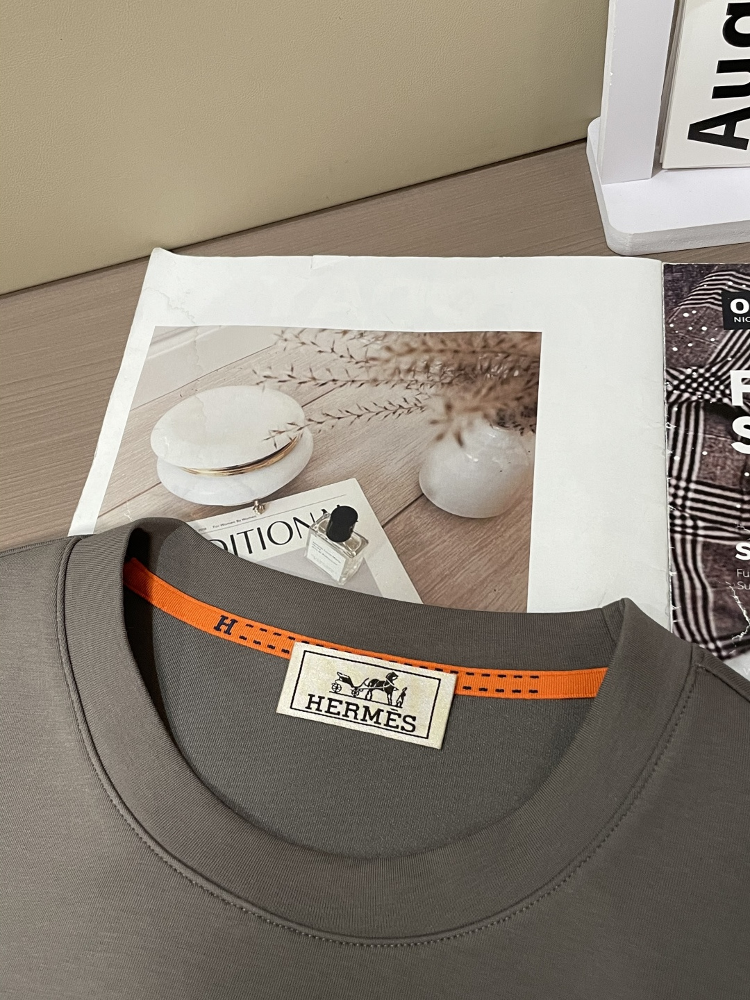 Her&爱家··2025秋冬新款圆领套头卫衣采用进口高支数羊毛混纺面料，立挺有型，抗皱不沾灰。定制衣领和