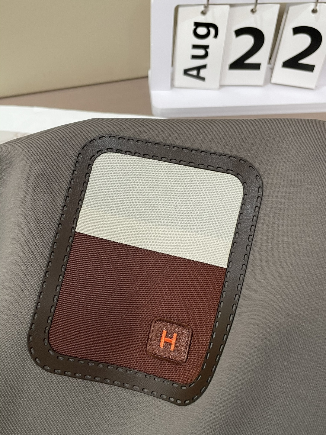 Her&爱家··2025秋冬新款圆领套头卫衣采用进口高支数羊毛混纺面料，立挺有型，抗皱不沾灰。定制衣领和