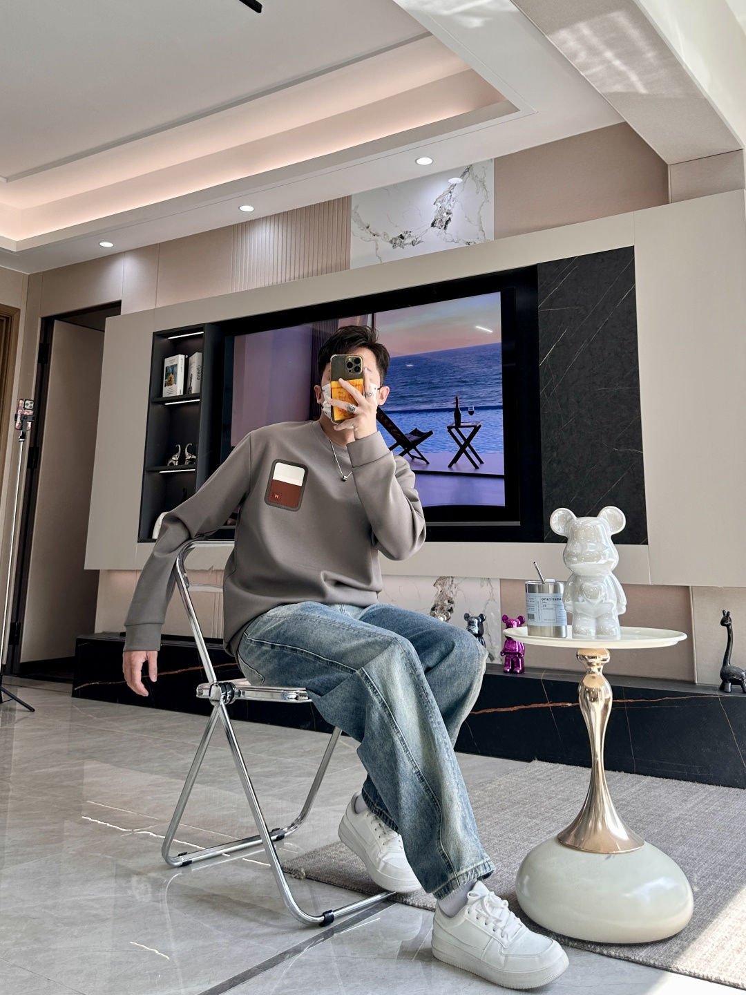 Her&爱家··2025秋冬新款圆领套头卫衣采用进口高支数羊毛混纺面料，立挺有型，抗皱不沾灰。定制衣领和