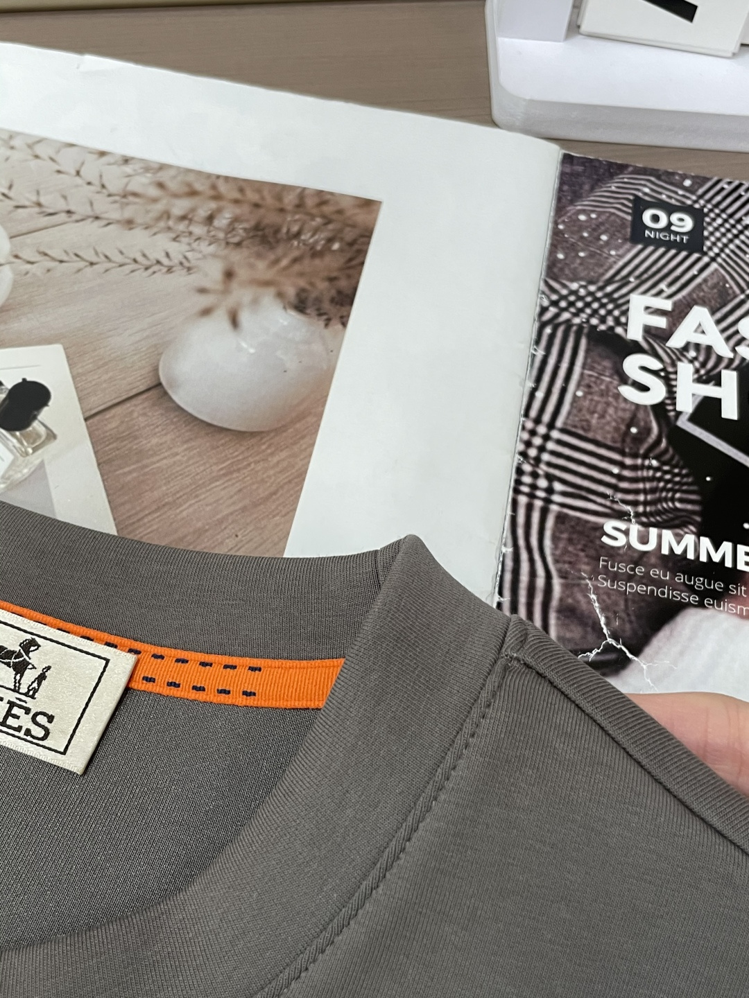 Her&爱家··2025秋冬新款圆领套头卫衣采用进口高支数羊毛混纺面料，立挺有型，抗皱不沾灰。定制衣领和