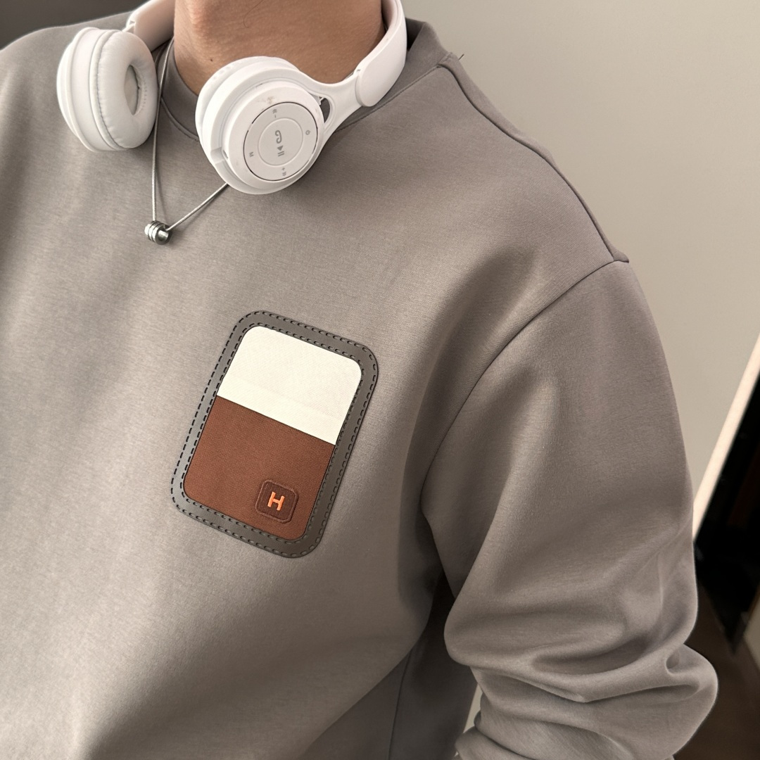 Her&爱家··2025秋冬新款圆领套头卫衣采用进口高支数羊毛混纺面料，立挺有型，抗皱不沾灰。定制衣领和