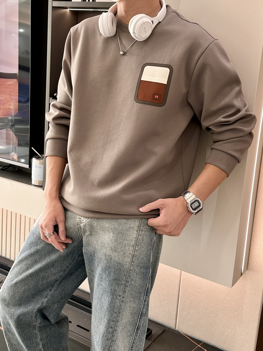 Her&爱家··2025秋冬新款圆领套头卫衣采用进口高支数羊毛混纺面料，立挺有型，抗皱不沾灰。定制衣领和