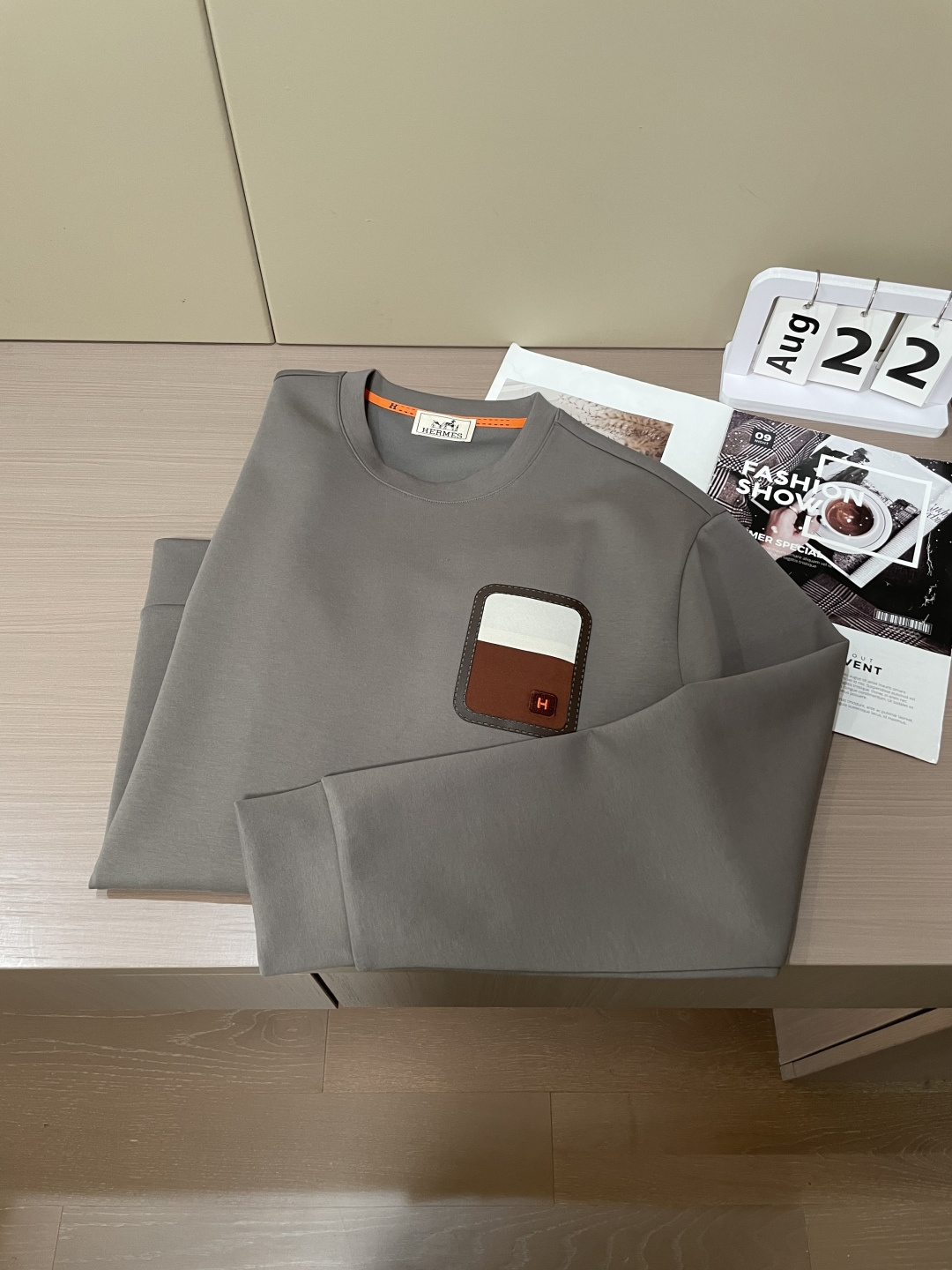 Her&爱家··2025秋冬新款圆领套头卫衣采用进口高支数羊毛混纺面料，立挺有型，抗皱不沾灰。定制衣领和