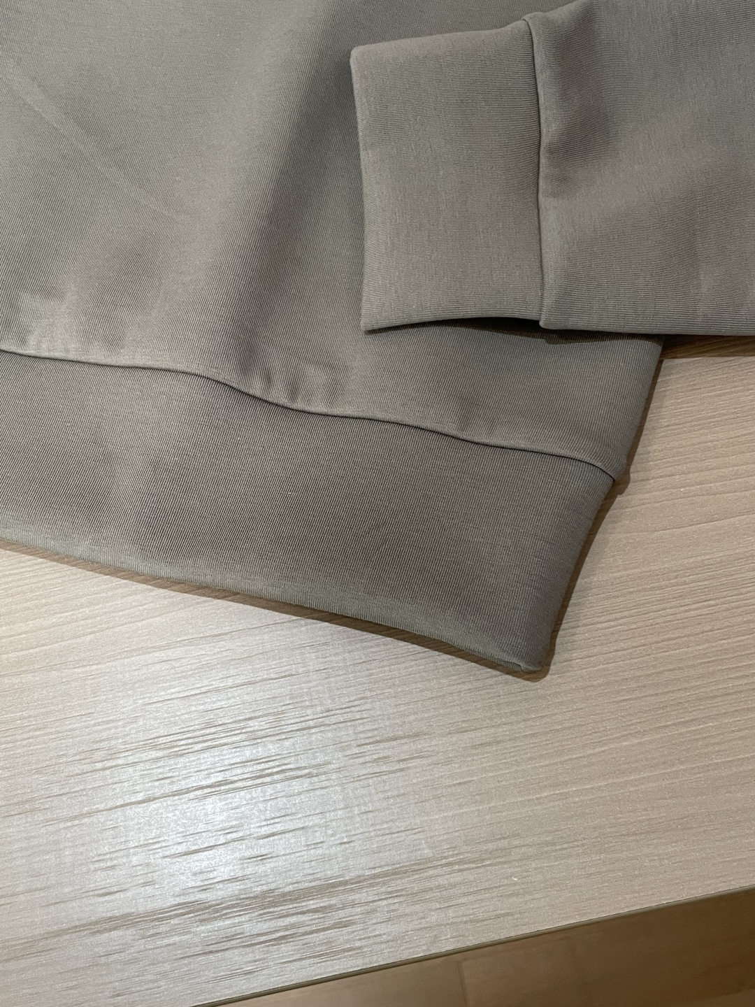 Her&爱家··2025秋冬新款圆领套头卫衣采用进口高支数羊毛混纺面料，立挺有型，抗皱不沾灰。定制衣领和