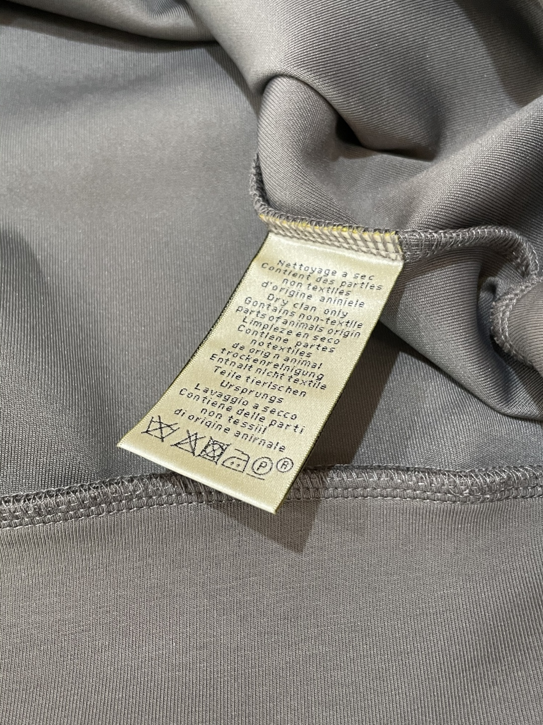 Her&爱家··2025秋冬新款圆领套头卫衣采用进口高支数羊毛混纺面料，立挺有型，抗皱不沾灰。定制衣领和