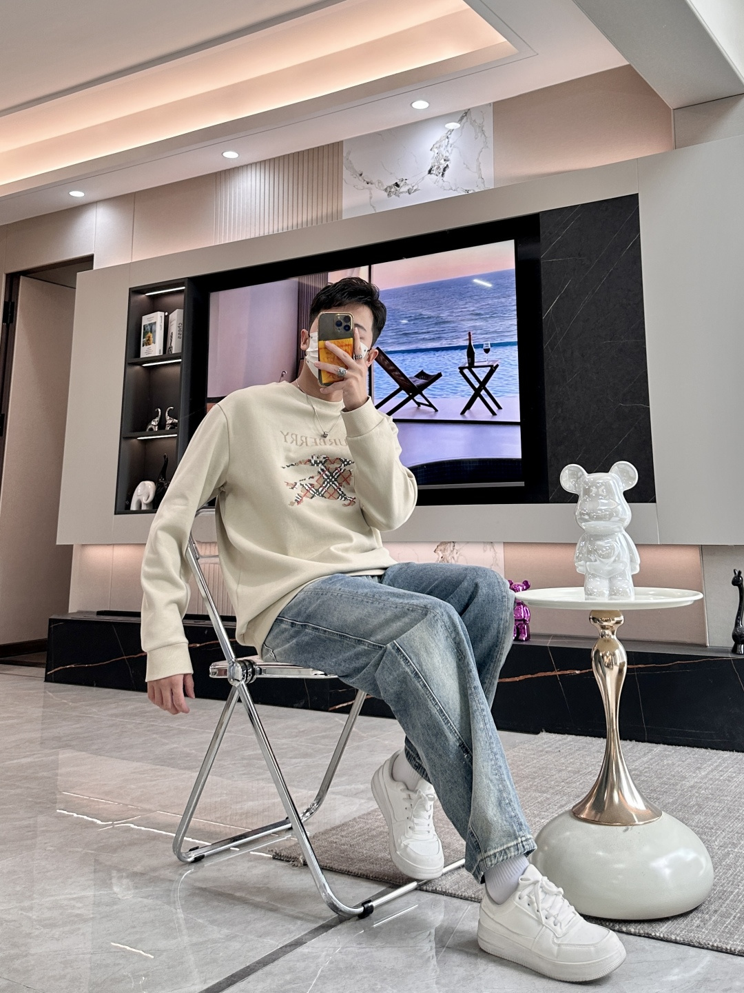 B家 2025秋冬新款圆领套头卫衣采用进口高支数羊毛混纺面料，立挺有型，抗皱不沾灰。定制衣领和袖口罗纹，