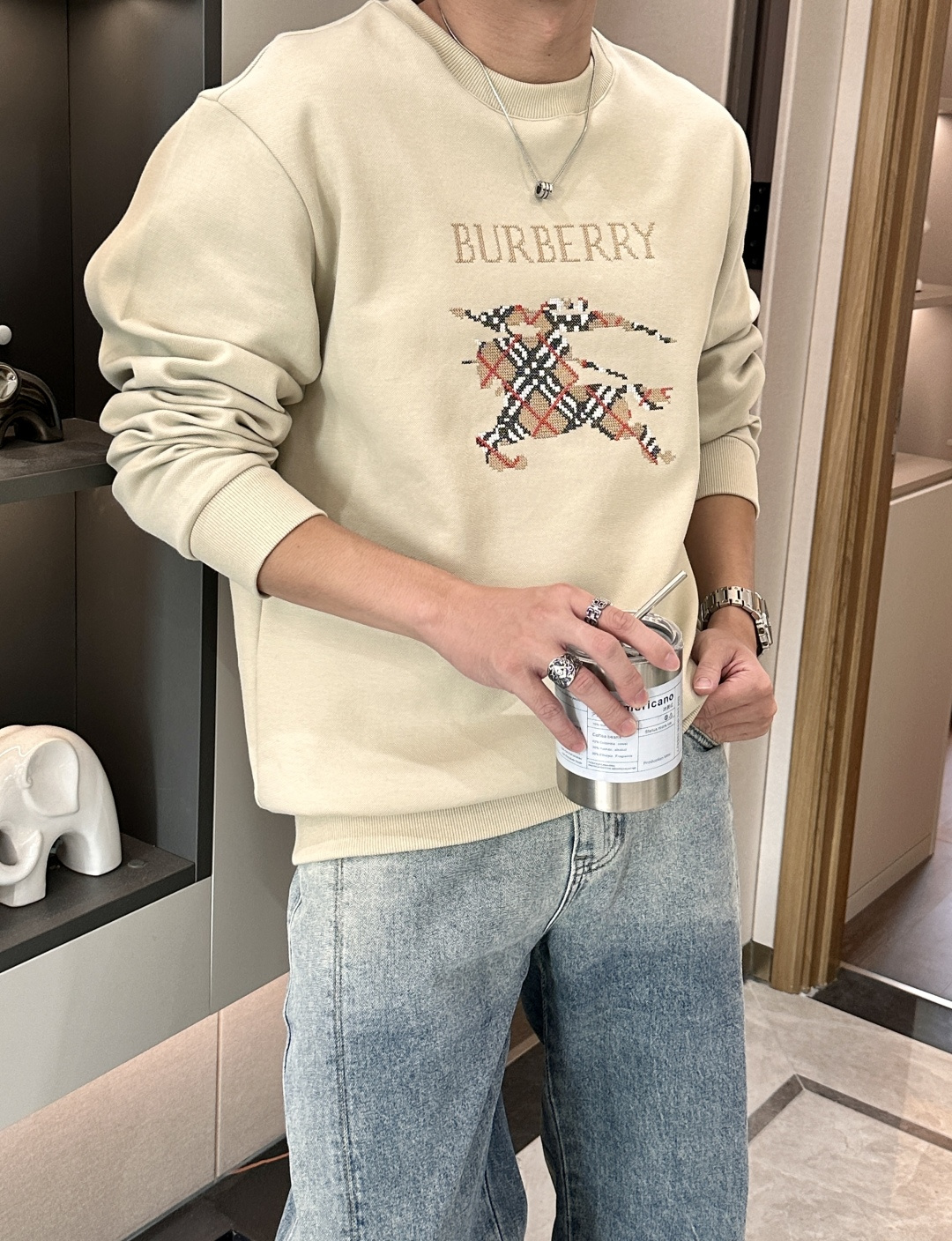 B家 2025秋冬新款圆领套头卫衣采用进口高支数羊毛混纺面料，立挺有型，抗皱不沾灰。定制衣领和袖口罗纹，