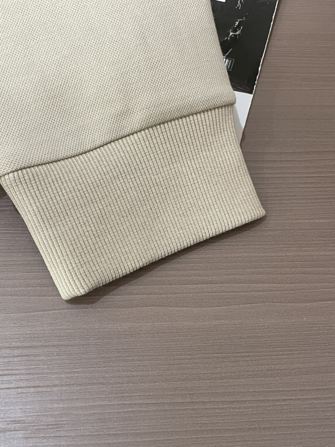 B家 2025秋冬新款圆领套头卫衣采用进口高支数羊毛混纺面料，立挺有型，抗皱不沾灰。定制衣领和袖口罗纹，