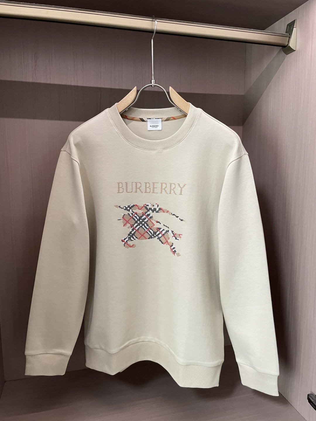 B家 2025秋冬新款圆领套头卫衣采用进口高支数羊毛混纺面料，立挺有型，抗皱不沾灰。定制衣领和袖口罗纹，