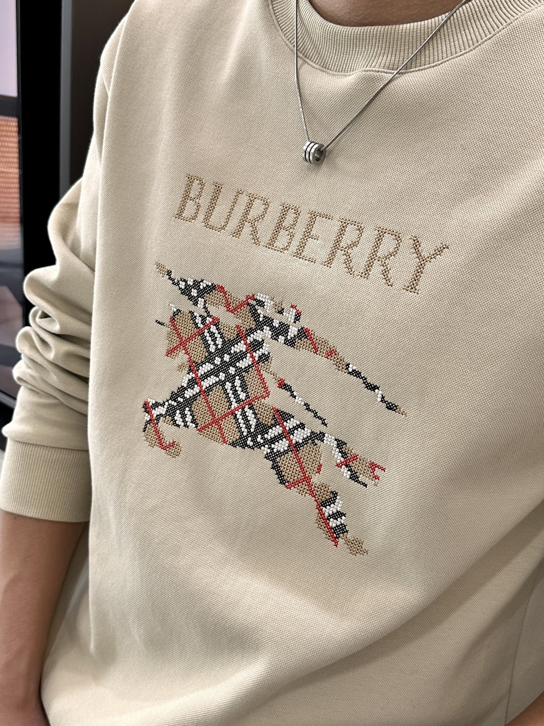 B家 2025秋冬新款圆领套头卫衣采用进口高支数羊毛混纺面料，立挺有型，抗皱不沾灰。定制衣领和袖口罗纹，