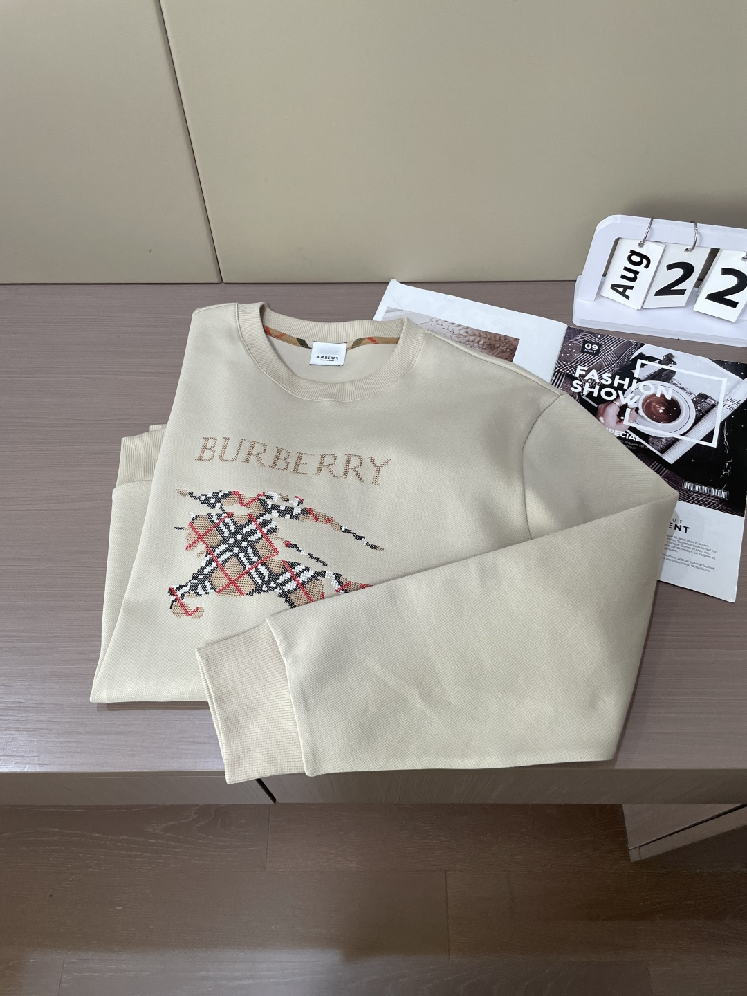 B家 2025秋冬新款圆领套头卫衣采用进口高支数羊毛混纺面料，立挺有型，抗皱不沾灰。定制衣领和袖口罗纹，