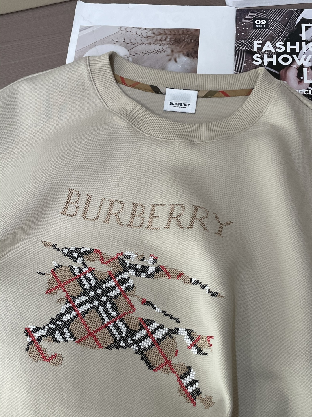 B家 2025秋冬新款圆领套头卫衣采用进口高支数羊毛混纺面料，立挺有型，抗皱不沾灰。定制衣领和袖口罗纹，