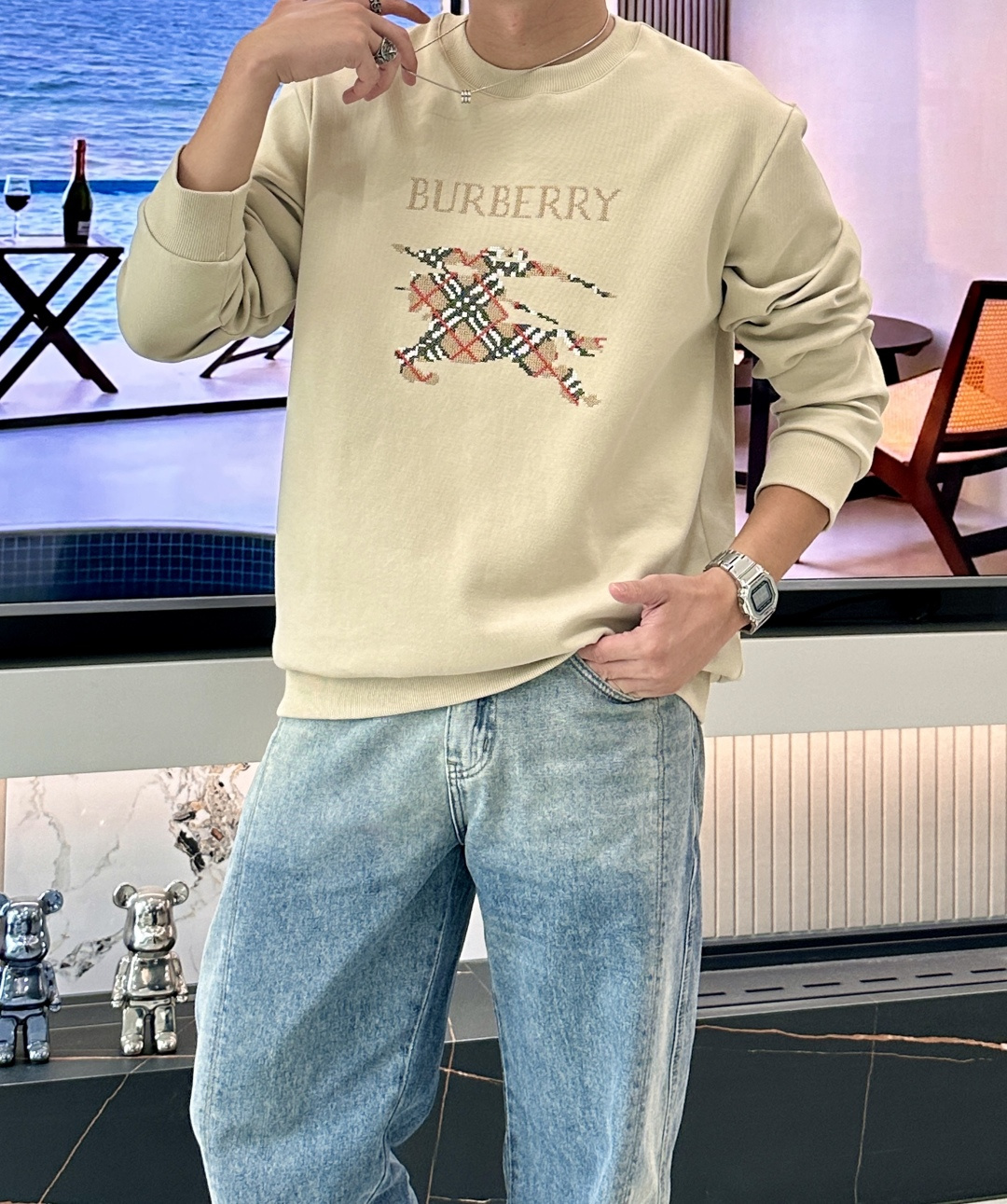 B家 2025秋冬新款圆领套头卫衣采用进口高支数羊毛混纺面料，立挺有型，抗皱不沾灰。定制衣领和袖口罗纹，