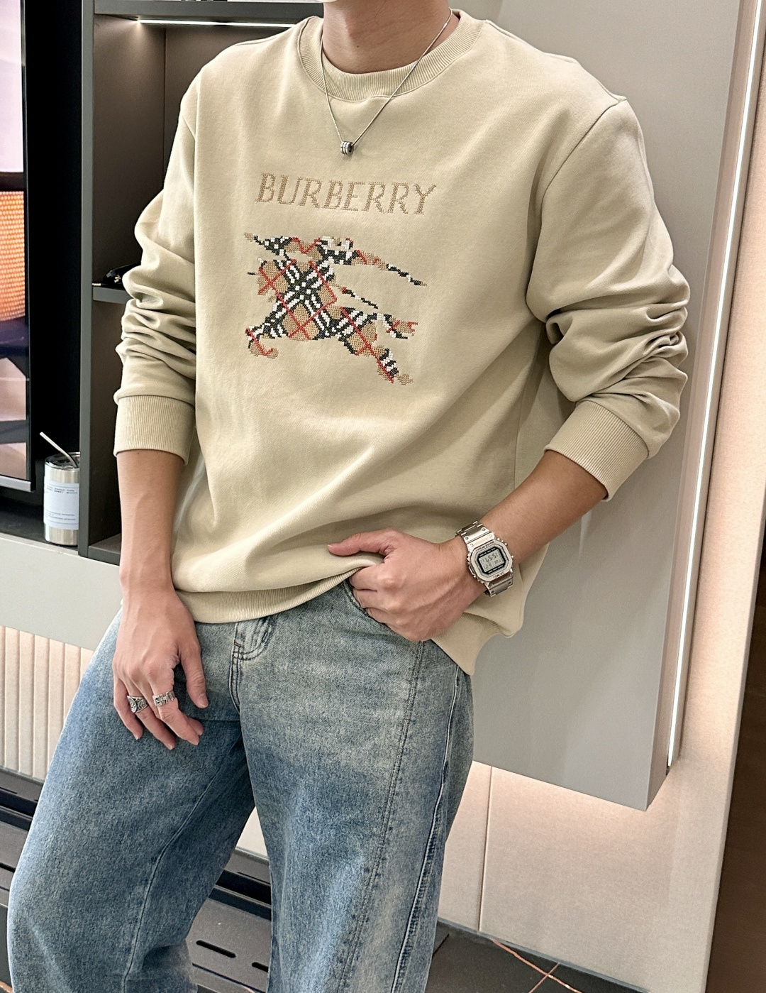 B家 2025秋冬新款圆领套头卫衣采用进口高支数羊毛混纺面料，立挺有型，抗皱不沾灰。定制衣领和袖口罗纹，